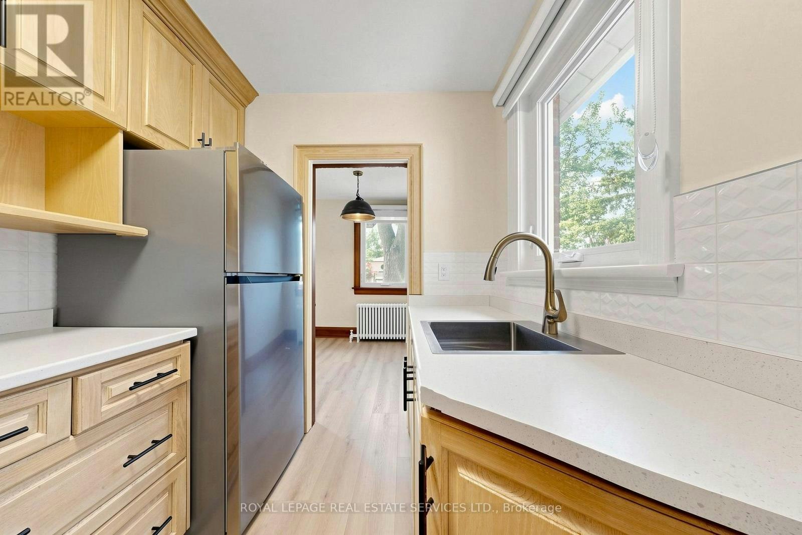31 Rosemeade Avenue, Toronto, ON, M8Y 3A2 - 9