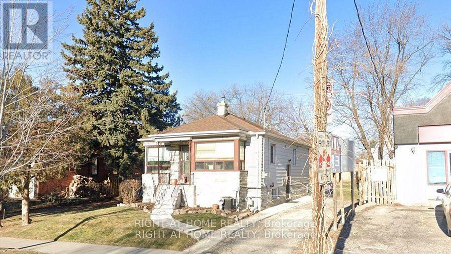 12 Connaught Avenue, Toronto, ON, M2M 1G6