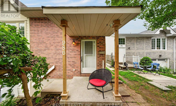 986 Killarney Crescent