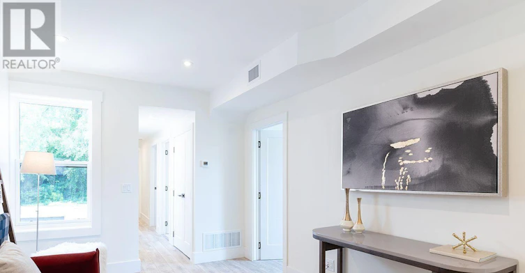 UPPER-129 Kenilworth Avenue, Toronto, ON, M4L 3S7 - 11