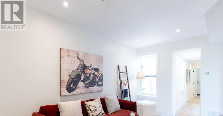 UPPER-129 Kenilworth Avenue, Toronto, ON, M4L 3S7 - 10