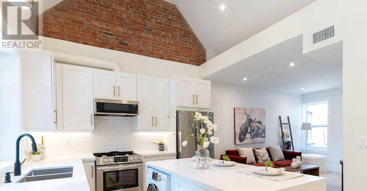 UPPER-129 Kenilworth Avenue, Toronto, ON, M4L 3S7