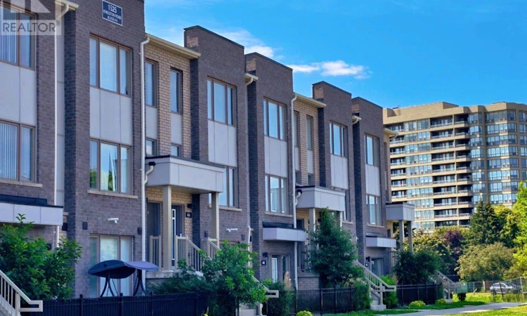 403-1525 Kingston Road