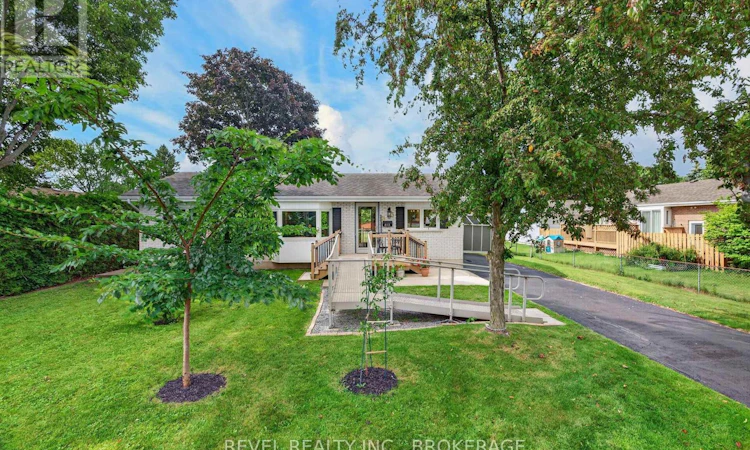 813 Camberley Crescent