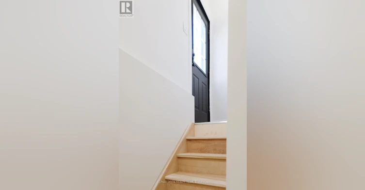 7 Craven Road, Toronto, ON, M4L 2Z4 - 17