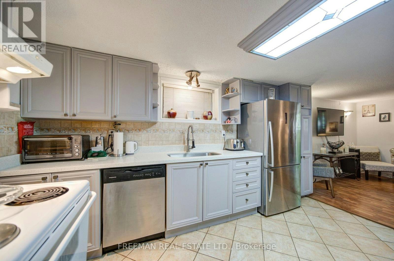 BSMT-723 Euclid Avenue, Toronto, ON, M6G 2V1 - 10