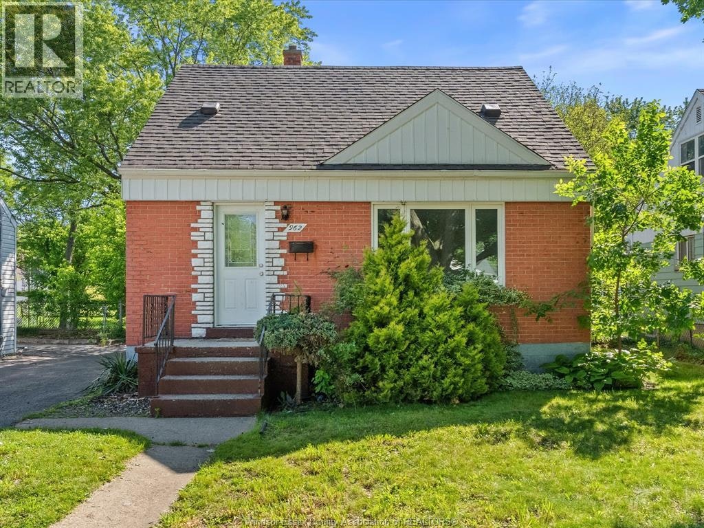 962 Askin, Windsor, ON, N9B 2X7