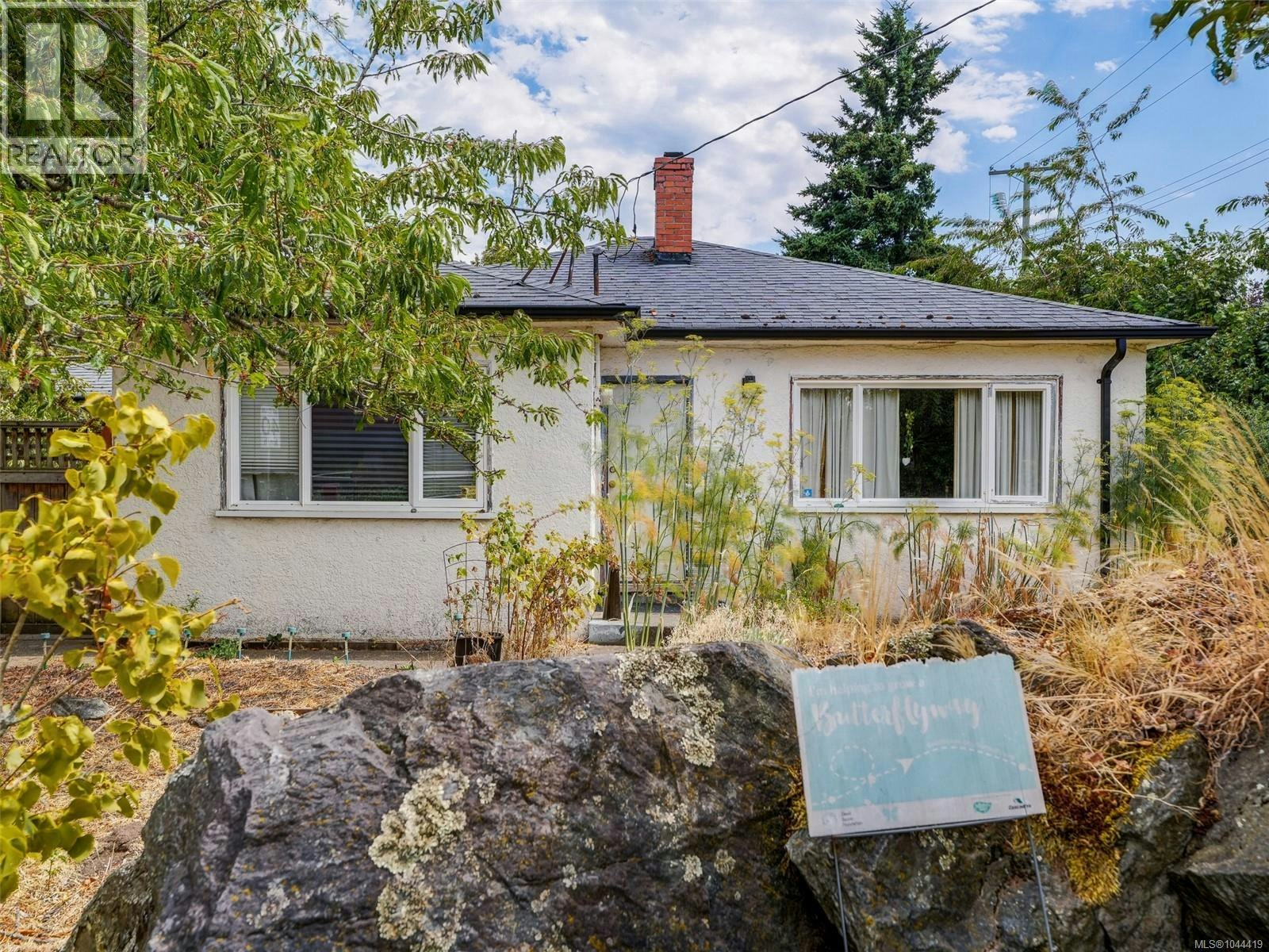 2607 Shelbourne Street, Victoria, BC, V8R 2Z2