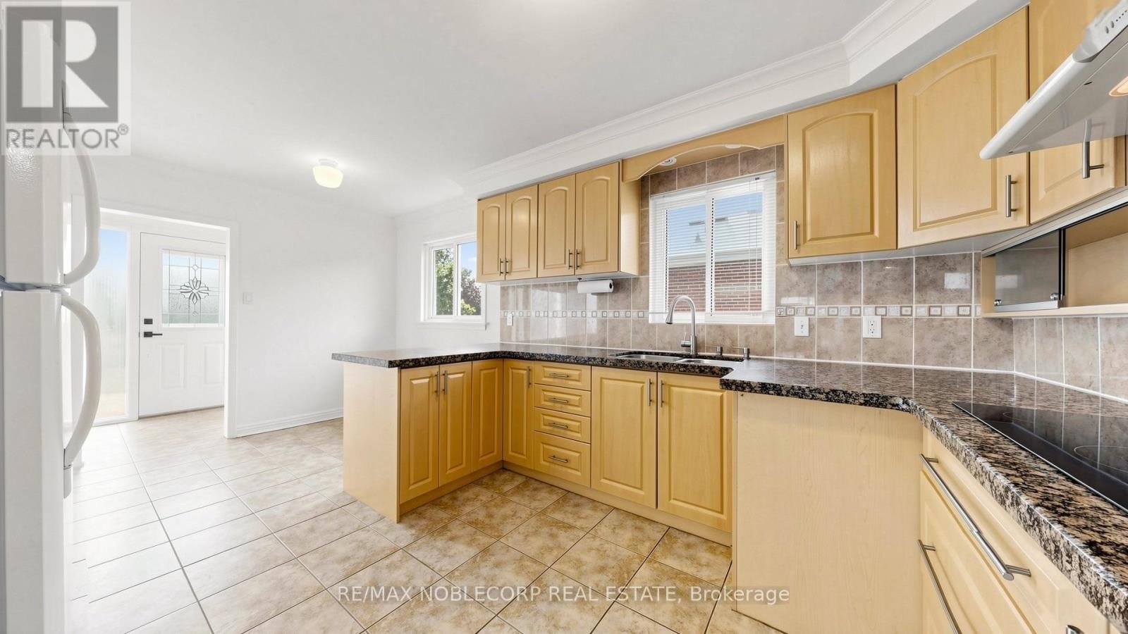 8 Summerfield Crescent, Toronto, ON, M9M 3X3 - 19
