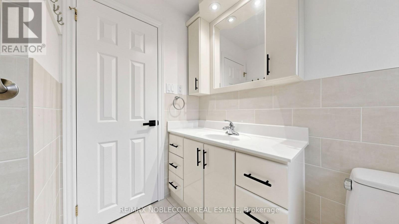 8 Summerfield Crescent, Toronto, ON, M9M 3X3 - 26