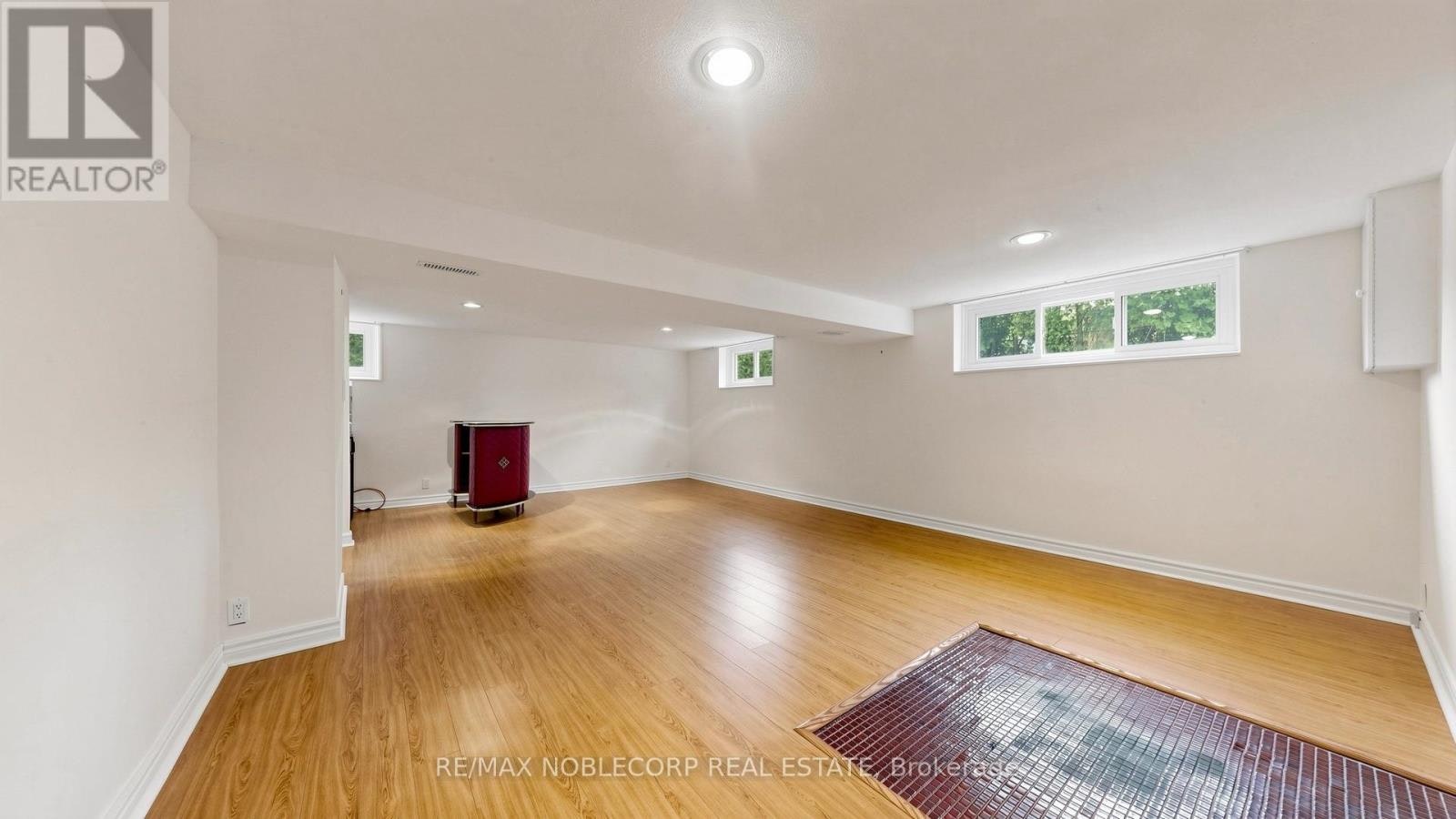 8 Summerfield Crescent, Toronto, ON, M9M 3X3 - 30