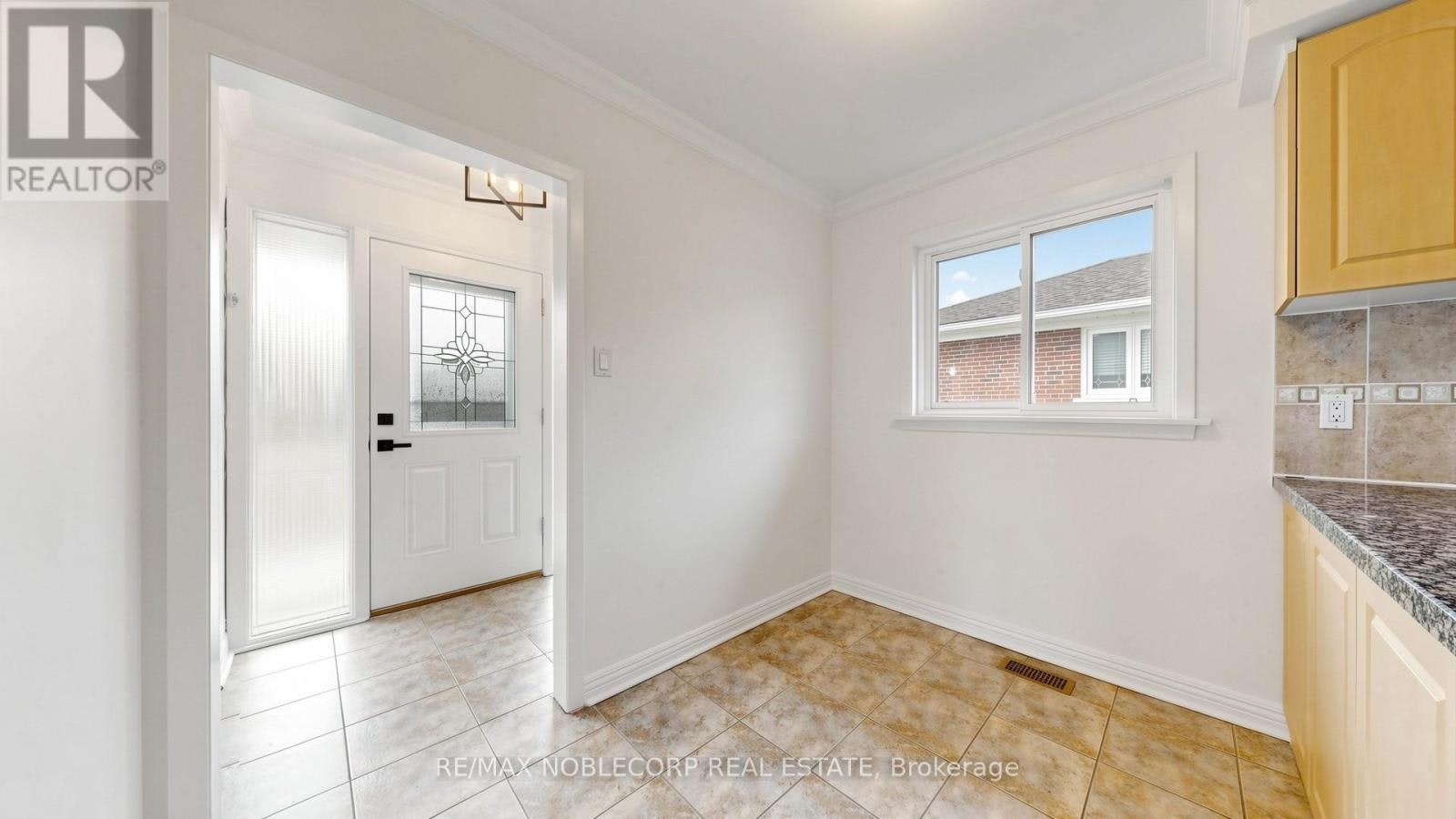 8 Summerfield Crescent, Toronto, ON, M9M 3X3 - 15