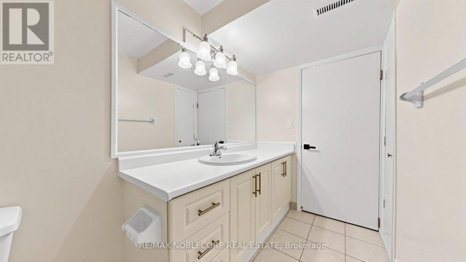 8 Summerfield Crescent, Toronto, ON, M9M 3X3 - 35