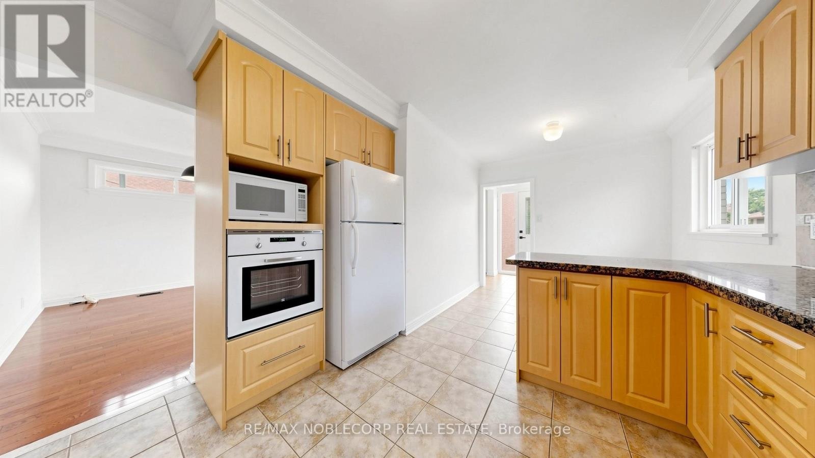 8 Summerfield Crescent, Toronto, ON, M9M 3X3 - 17