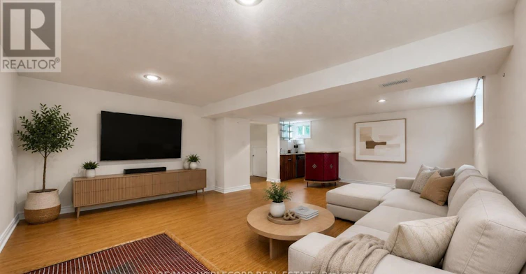 8 Summerfield Crescent, Toronto, ON, M9M 3X3 - 9
