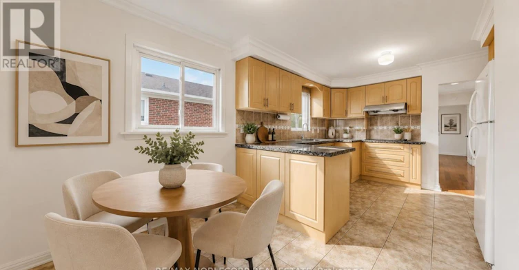 8 Summerfield Crescent, Toronto, ON, M9M 3X3 - 3