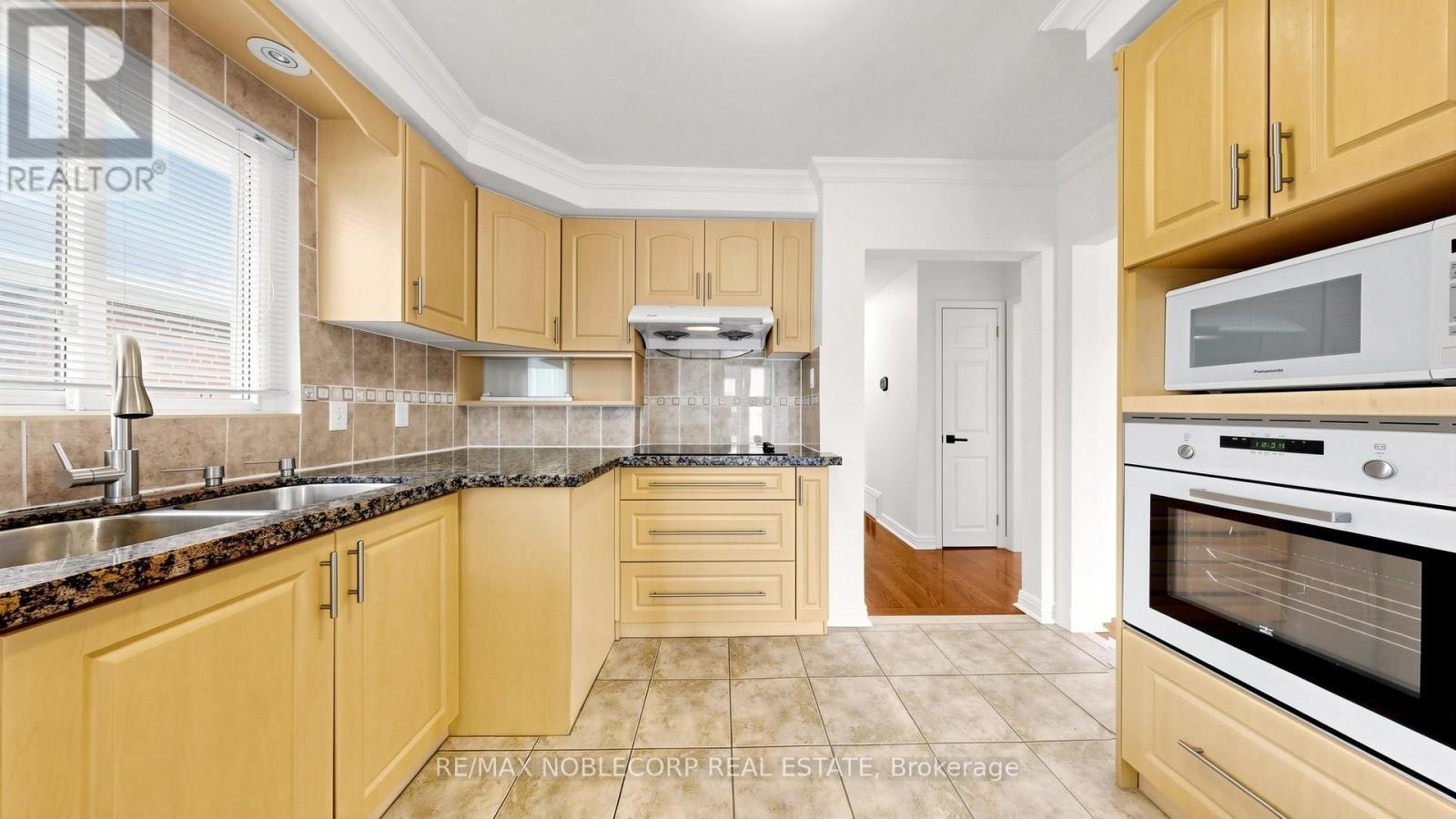 8 Summerfield Crescent, Toronto, ON, M9M 3X3 - 18