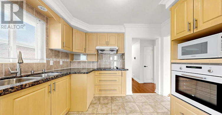 8 Summerfield Crescent, Toronto, ON, M9M 3X3 - 18