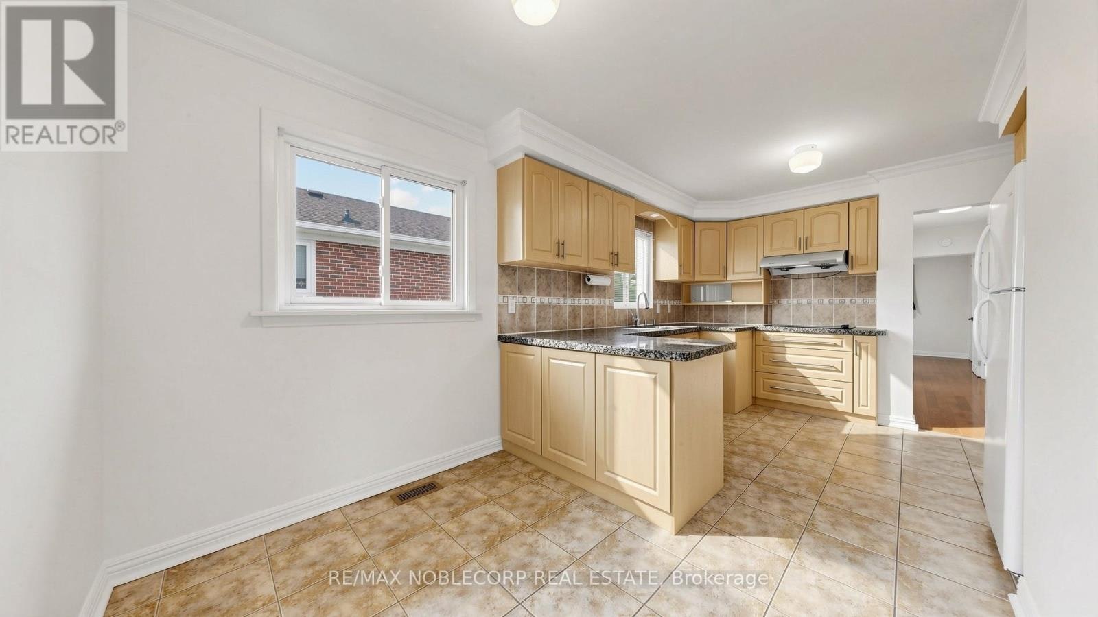8 Summerfield Crescent, Toronto, ON, M9M 3X3 - 16