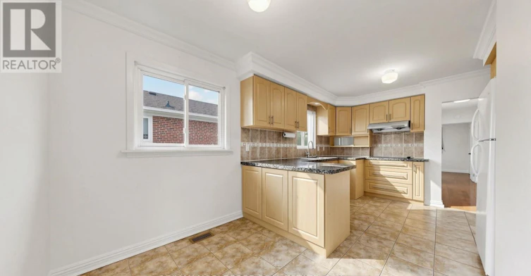 8 Summerfield Crescent, Toronto, ON, M9M 3X3 - 16