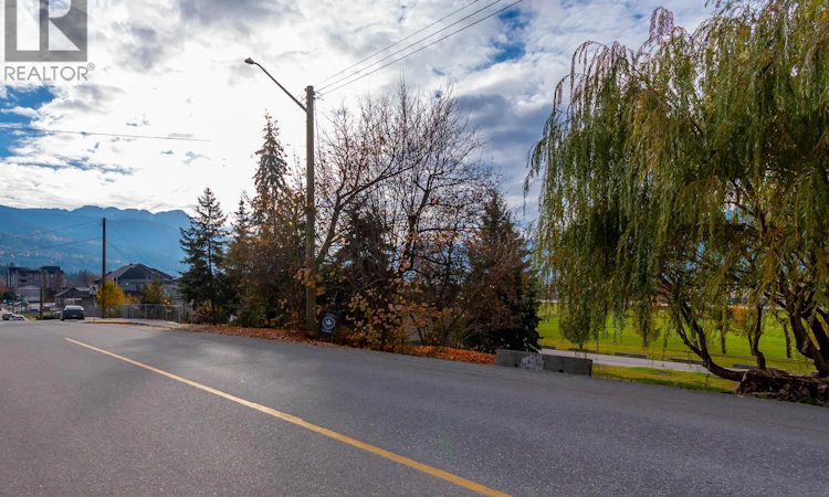 271 SE Shuswap Street