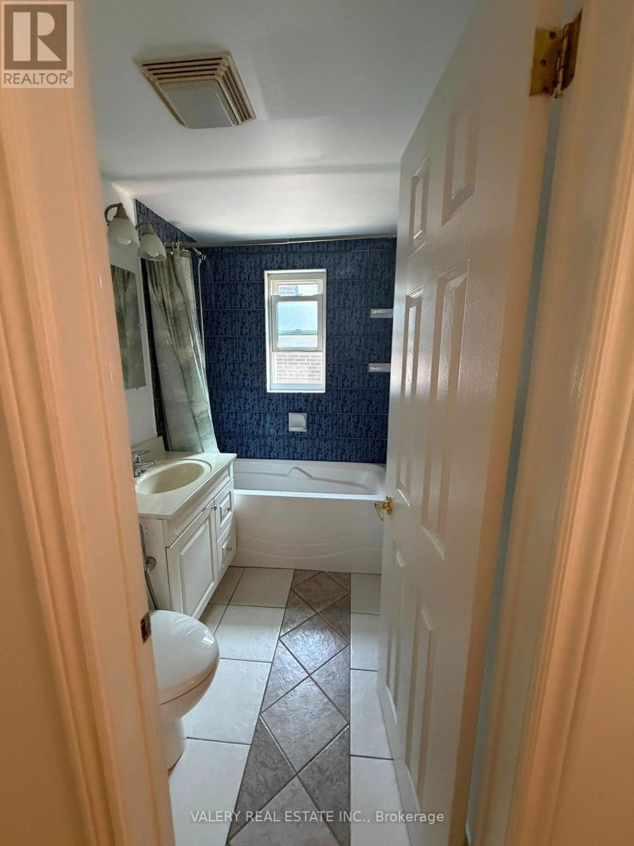 425 Livingston Road N, Toronto, ON, M1E 1M5 - 3
