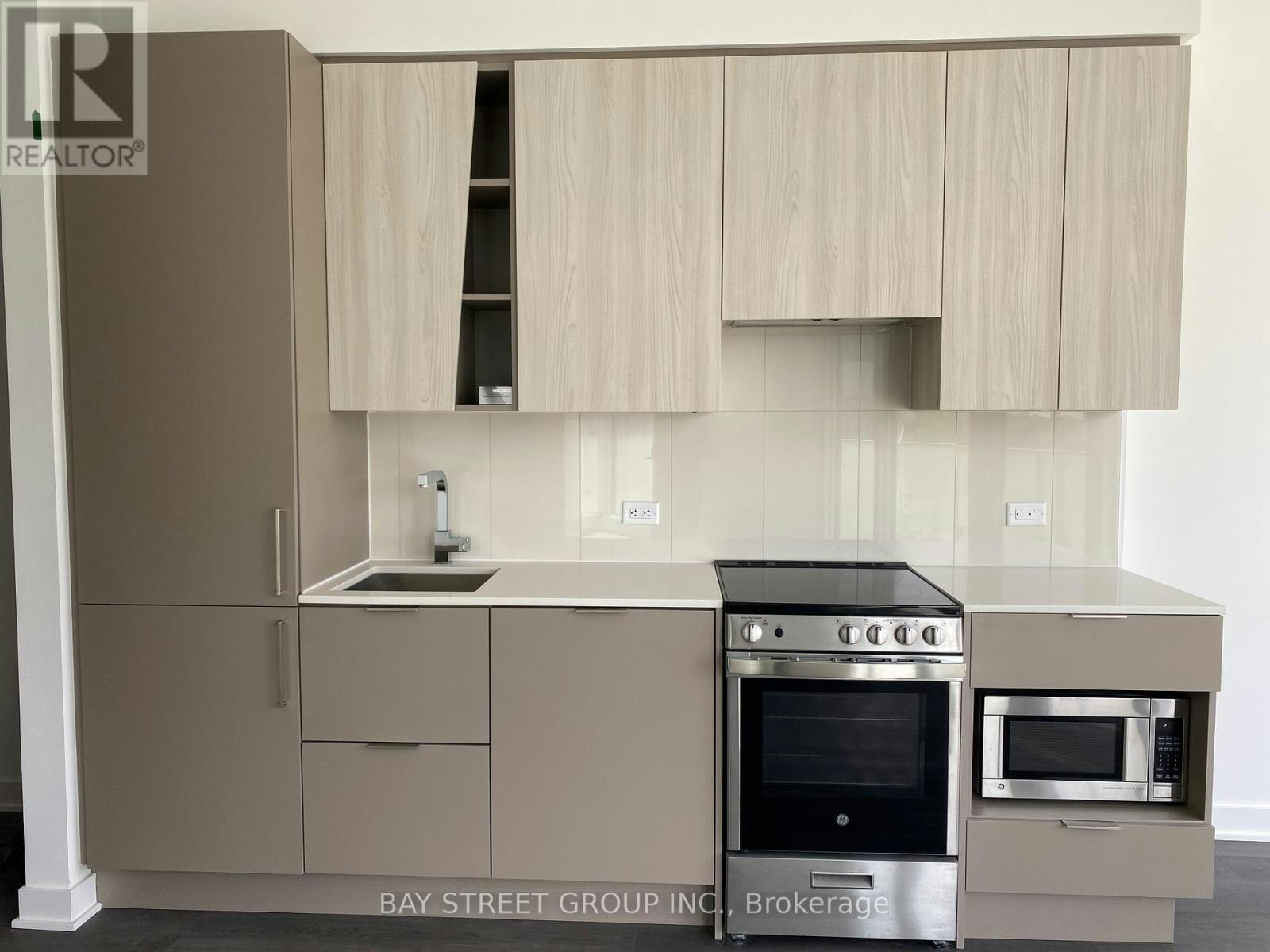321-3900 Confederation Parkway E, Mississauga, ON, L5B 0K7 - 3