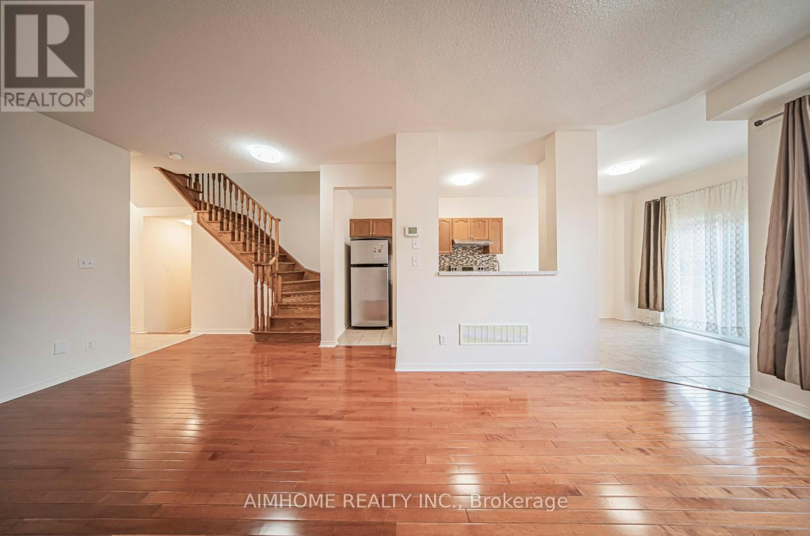 688 Courtney Valley Road, Mississauga, ON, L5V 0C3 - 2