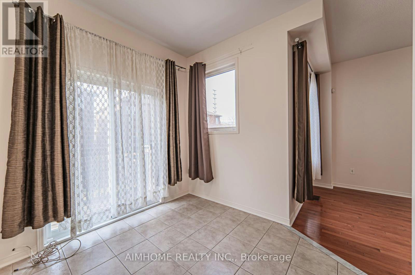 688 Courtney Valley Road, Mississauga, ON, L5V 0C3 - 3