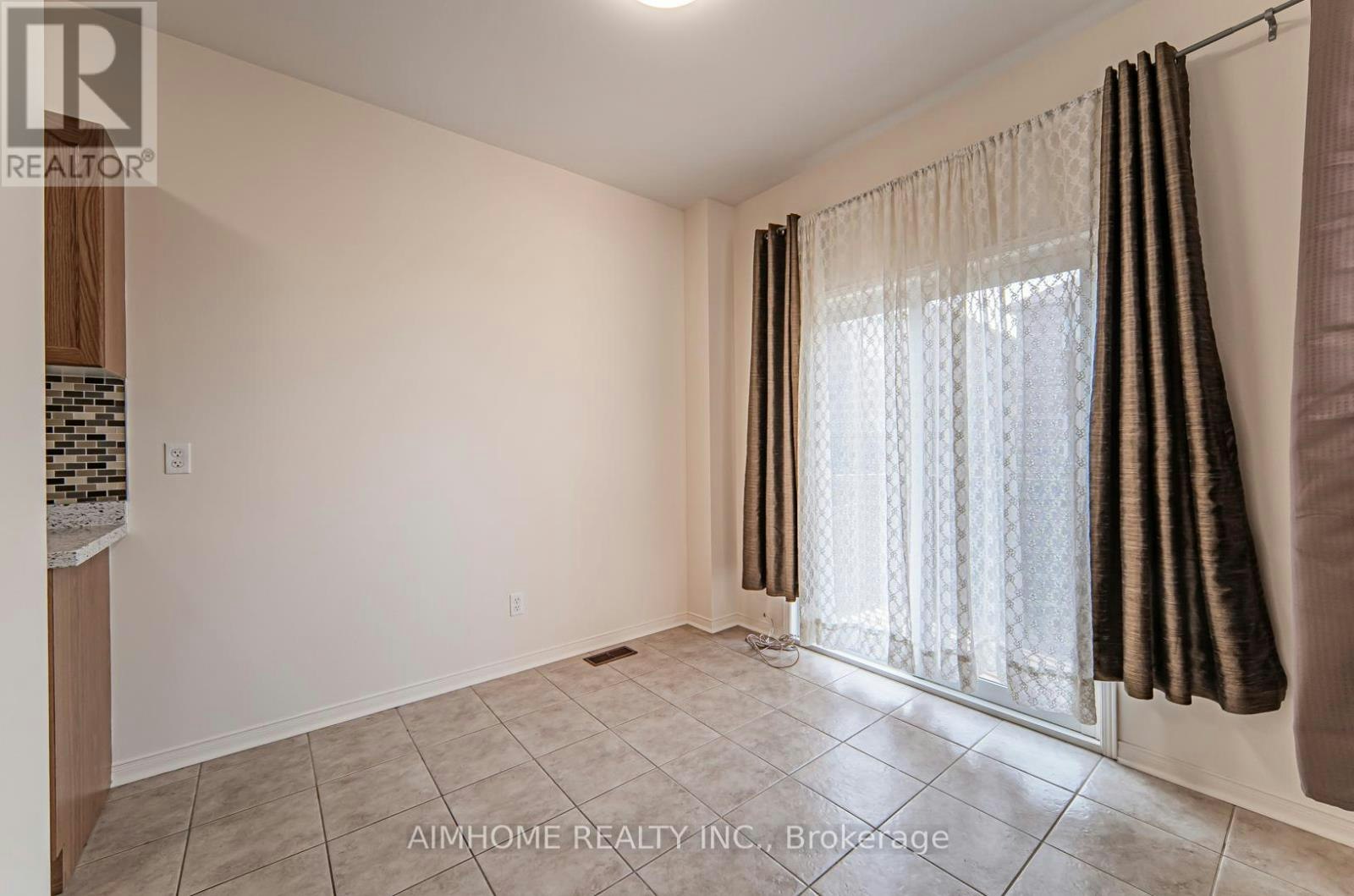688 Courtney Valley Road, Mississauga, ON, L5V 0C3 - 4