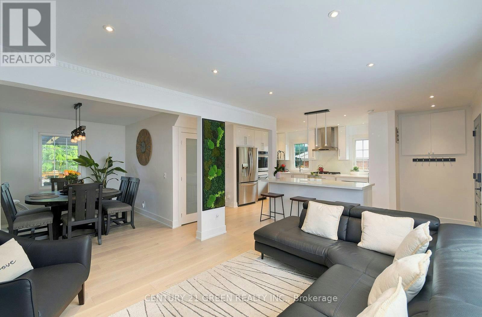 32 Castlebar Road, Toronto, ON, M8Z 2J5