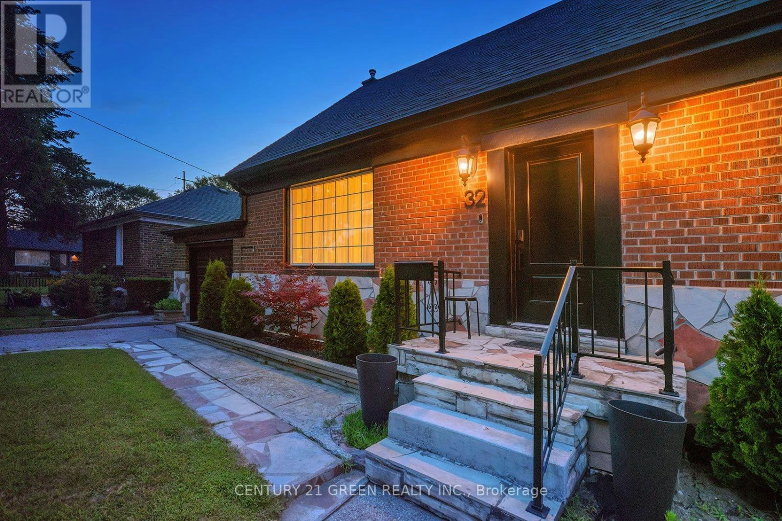 32 Castlebar Road, Toronto, ON, M8Z 2J5