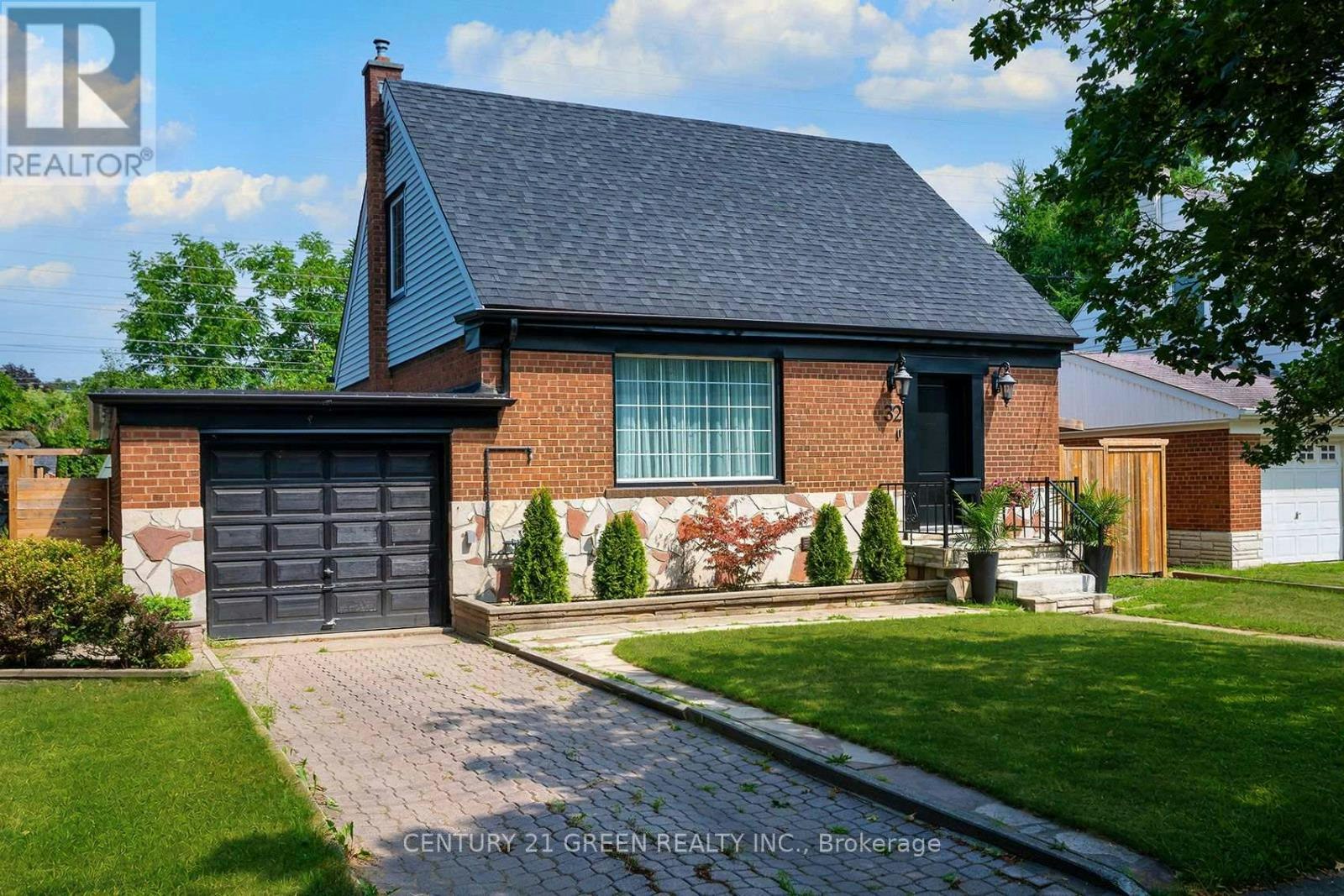 32 Castlebar Road, Toronto, ON, M8Z 2J5