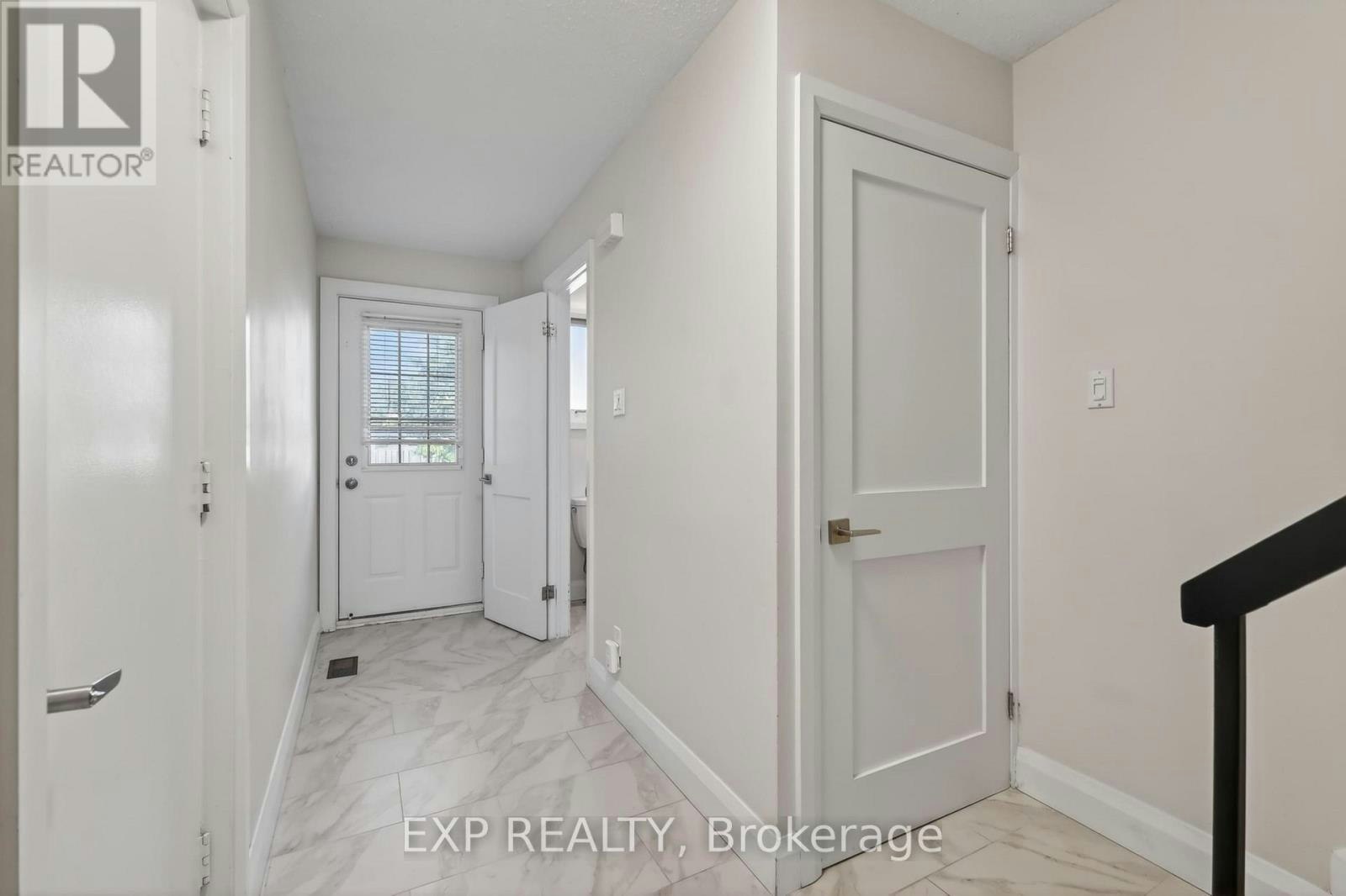 1551 Hoskins Crescent, Ottawa, ON, K1C 2G3 - 2