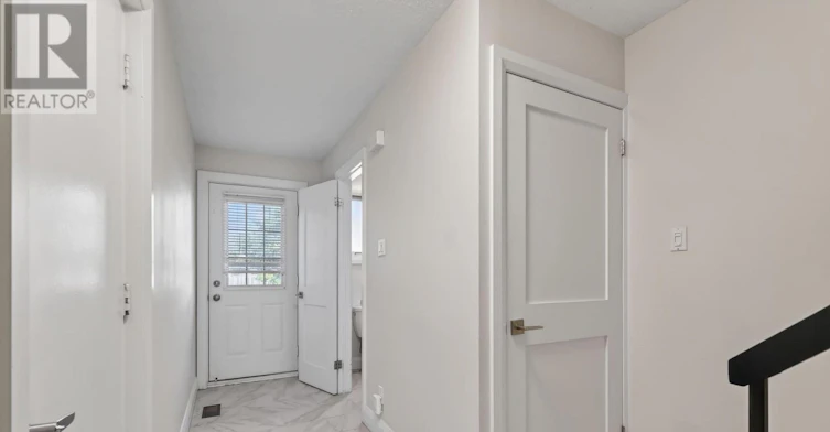 1551 Hoskins Crescent, Ottawa, ON, K1C 2G3 - 2