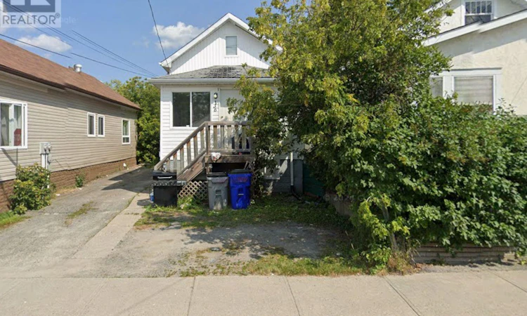 136 Cedar Street N