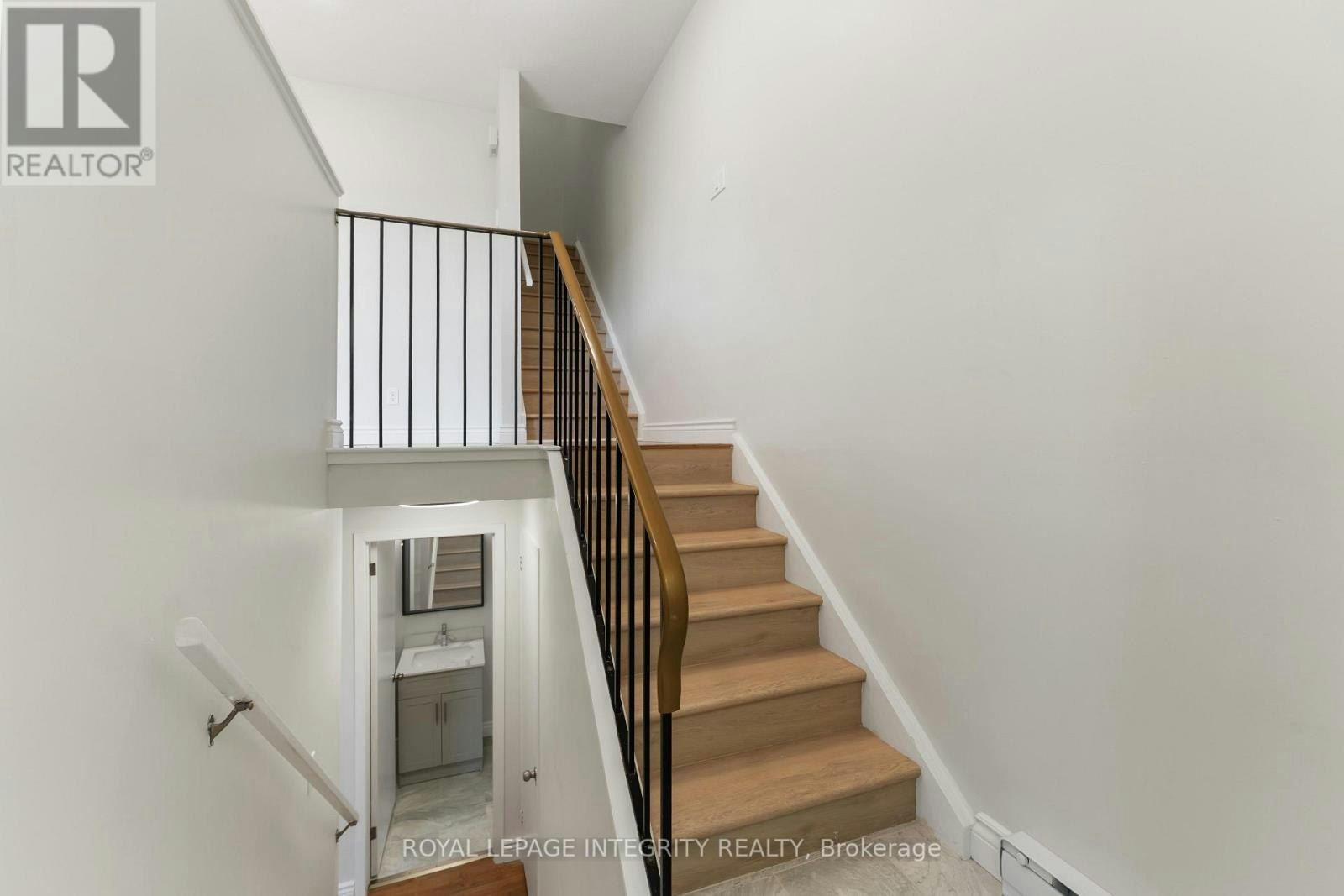 5 Banner Road, Ottawa, ON, K2H 8T3 - 4