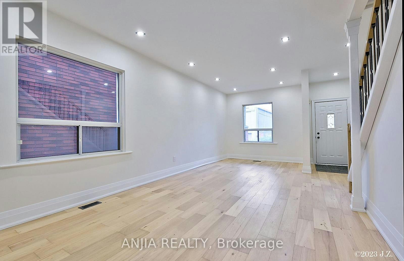 UPPER-36 Gough Avenue, Toronto, ON, M4K 3N7 - 3