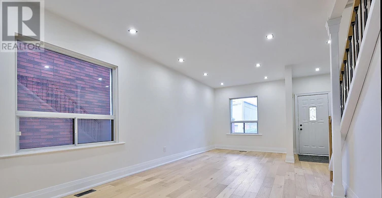 UPPER-36 Gough Avenue, Toronto, ON, M4K 3N7 - 3