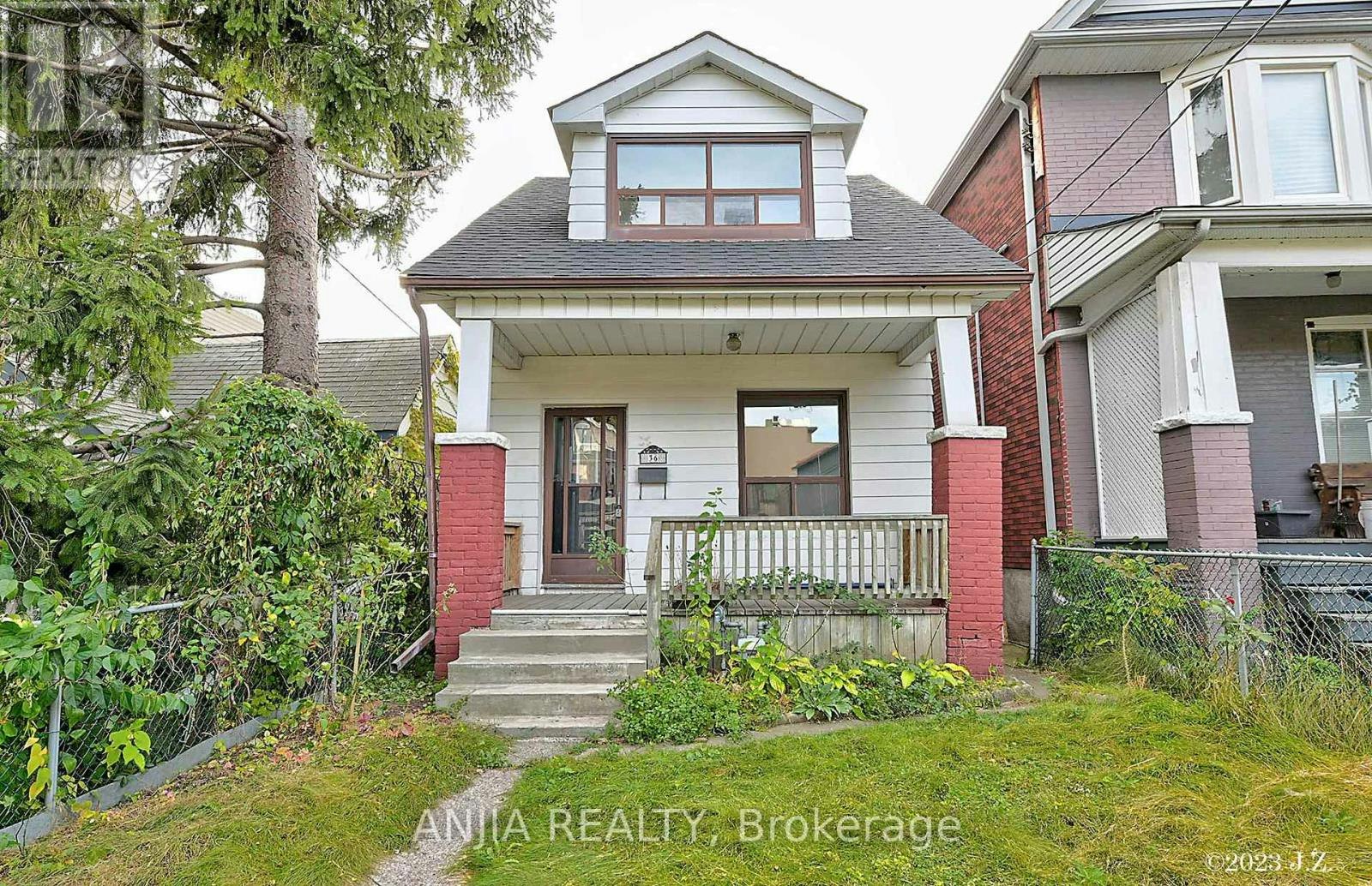 UPPER-36 Gough Avenue, Toronto, ON, M4K 3N7