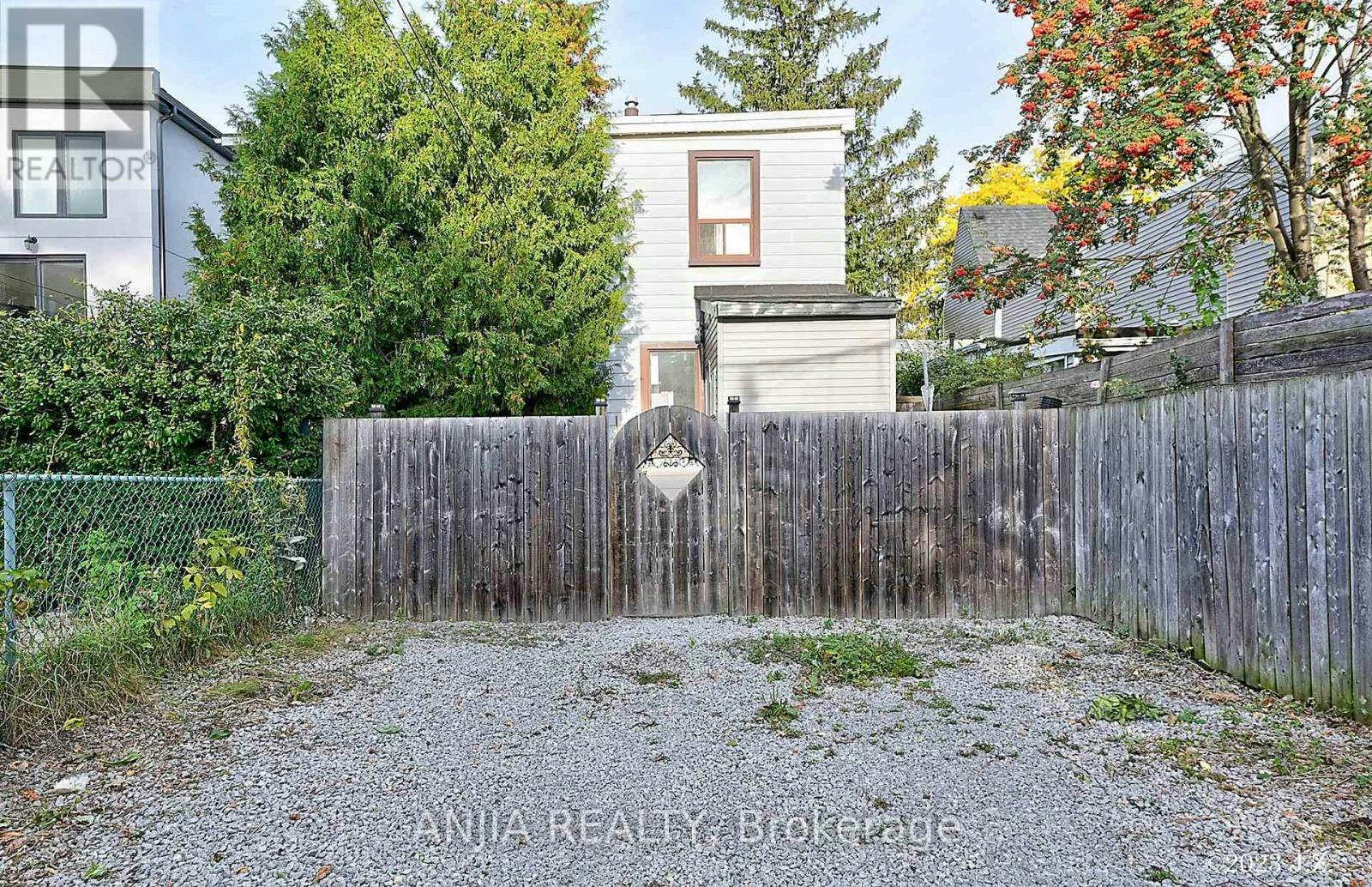 UPPER-36 Gough Avenue, Toronto, ON, M4K 3N7 - 18