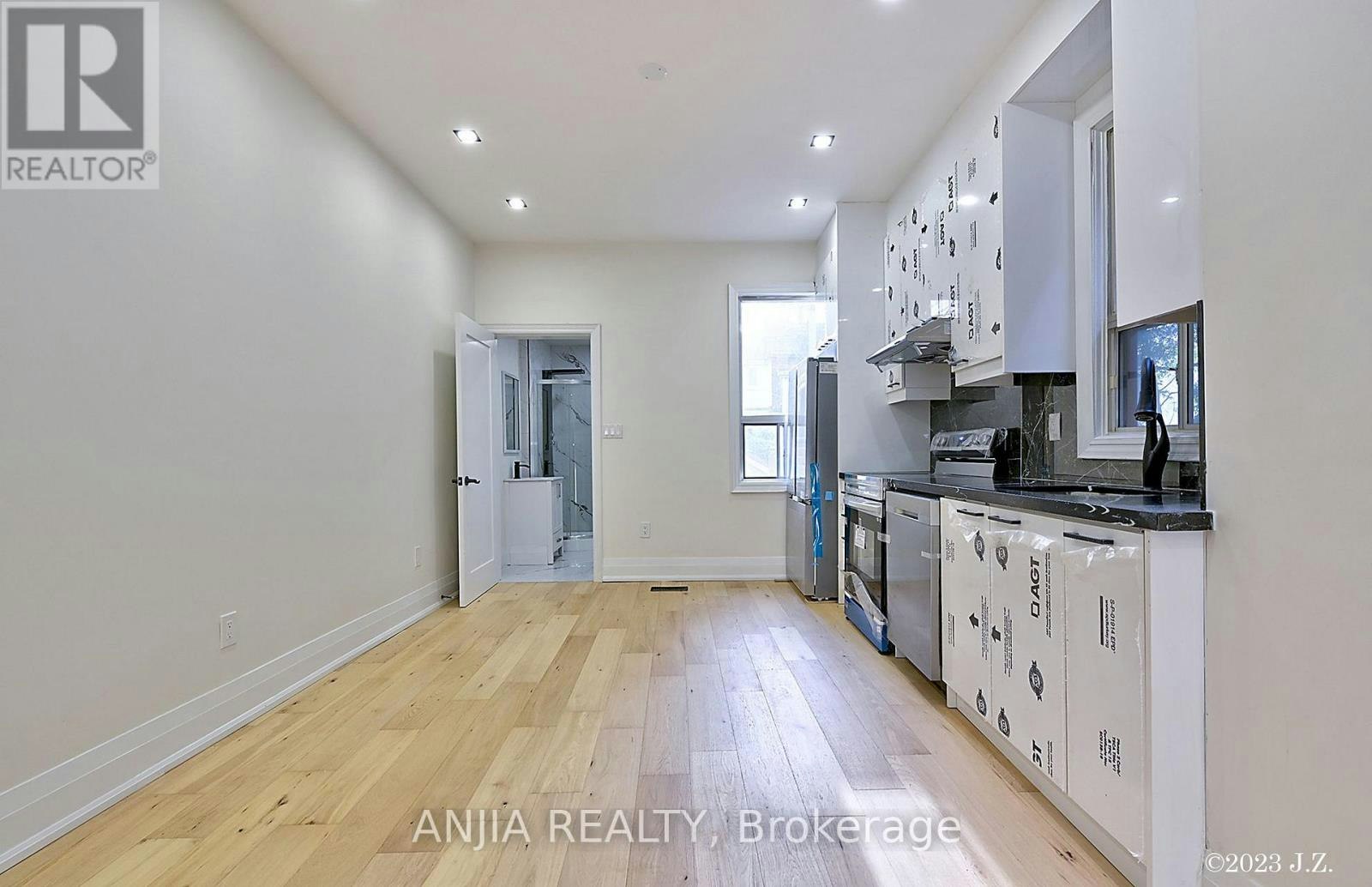 UPPER-36 Gough Avenue, Toronto, ON, M4K 3N7 - 5