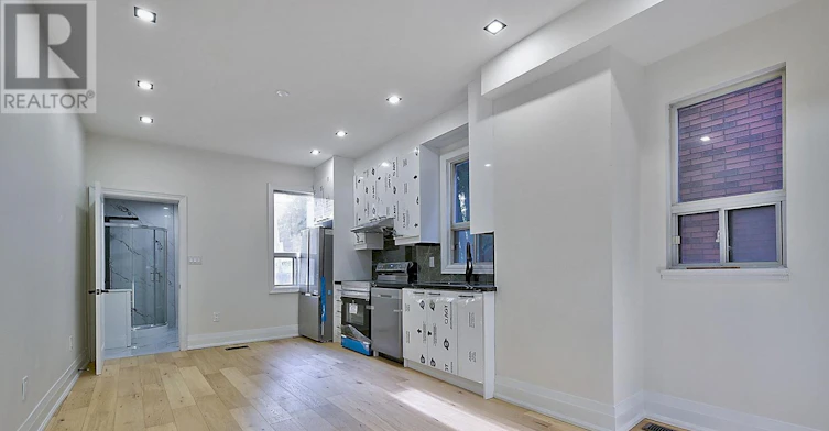 UPPER-36 Gough Avenue, Toronto, ON, M4K 3N7 - 4