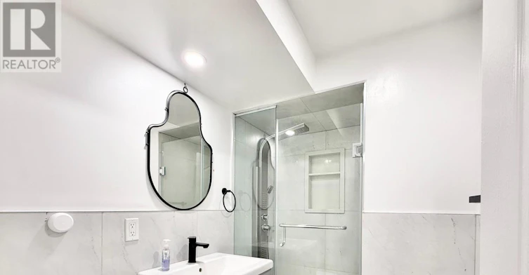 11 Meadowglen Drive, Whitby, ON, L1R 1T8 - 7