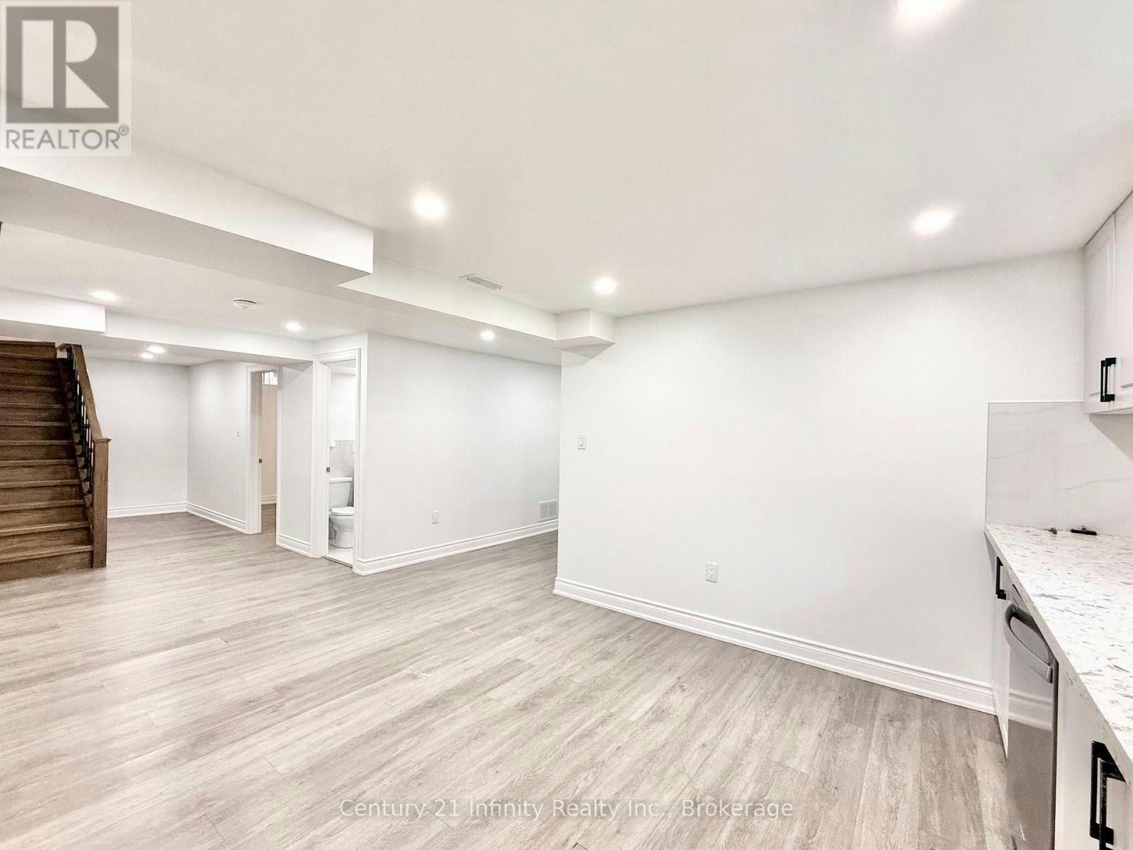 11 Meadowglen Drive, Whitby, ON, L1R 1T8 - 13