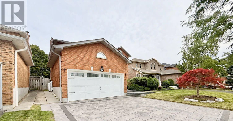 11 Meadowglen Drive, Whitby, ON, L1R 1T8
