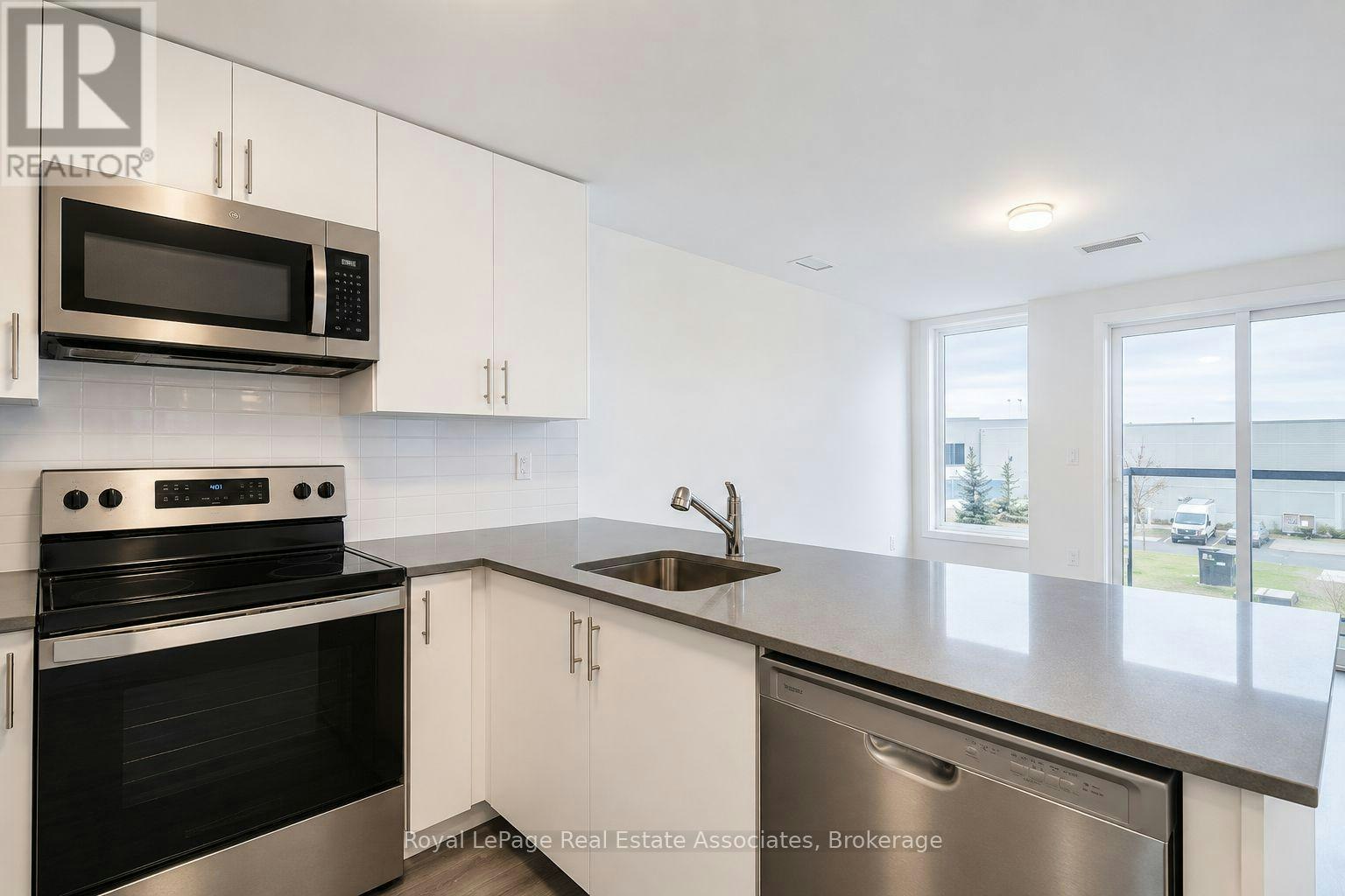 312-3401 Ridgeway Drive, Mississauga, ON, L5L 0B9 - 3