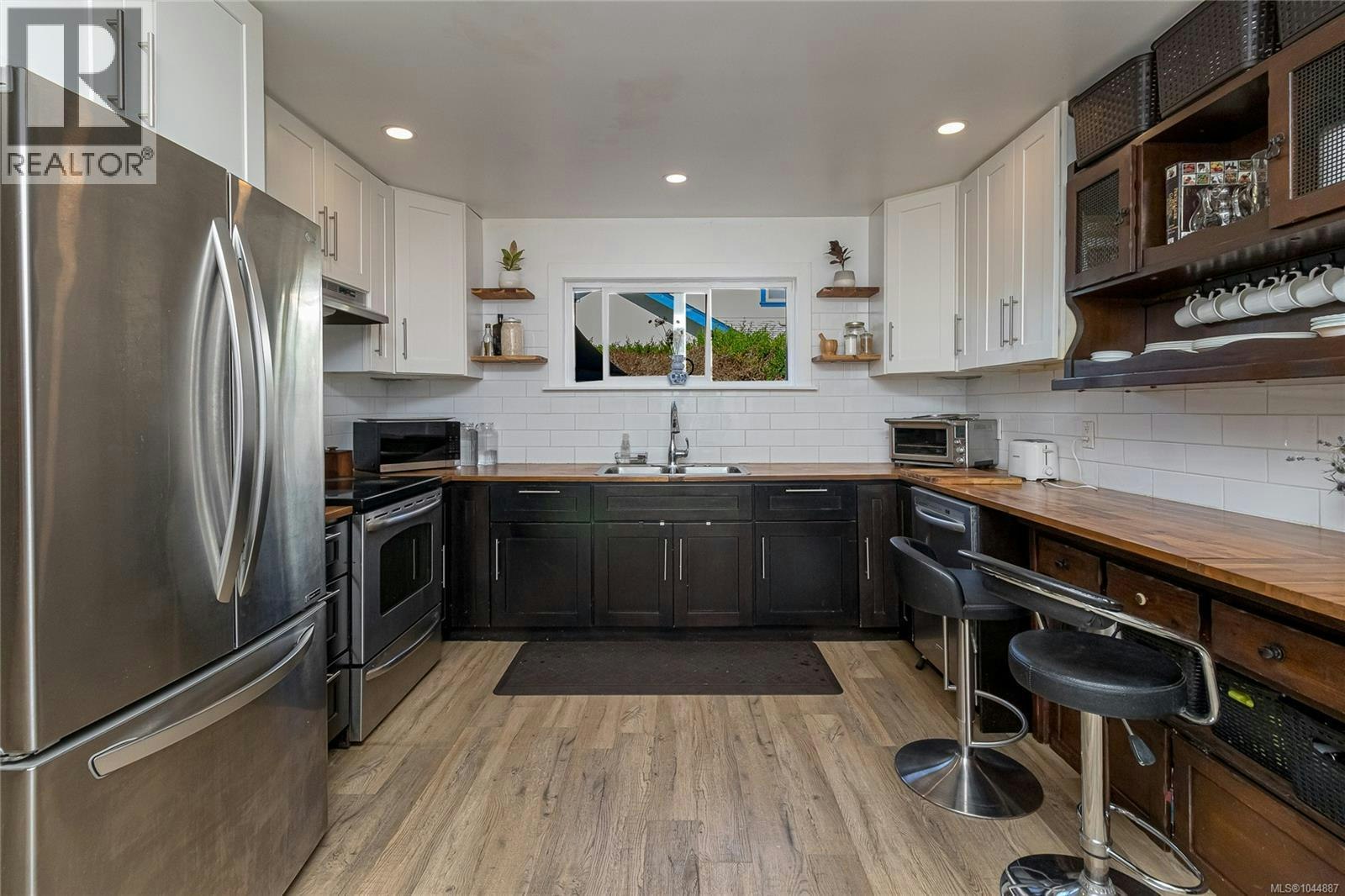 862 Canterbury Road, Saanich, BC, V8X 3E6