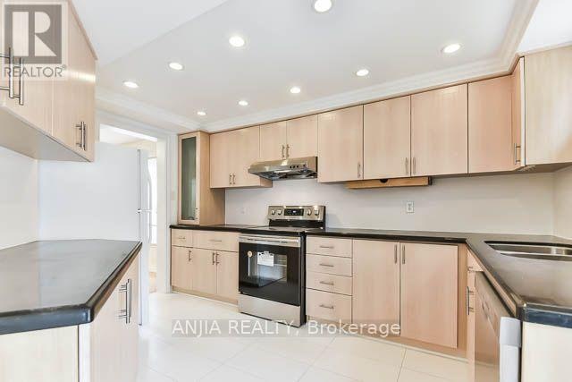 11 Berkeley Court, Markham, ON, L3R 6M4 - 8