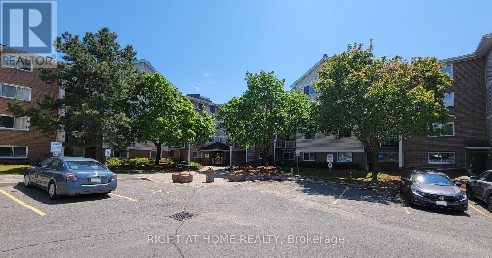 414-260 Brittany Drive, Ottawa, ON, K1K 4M2